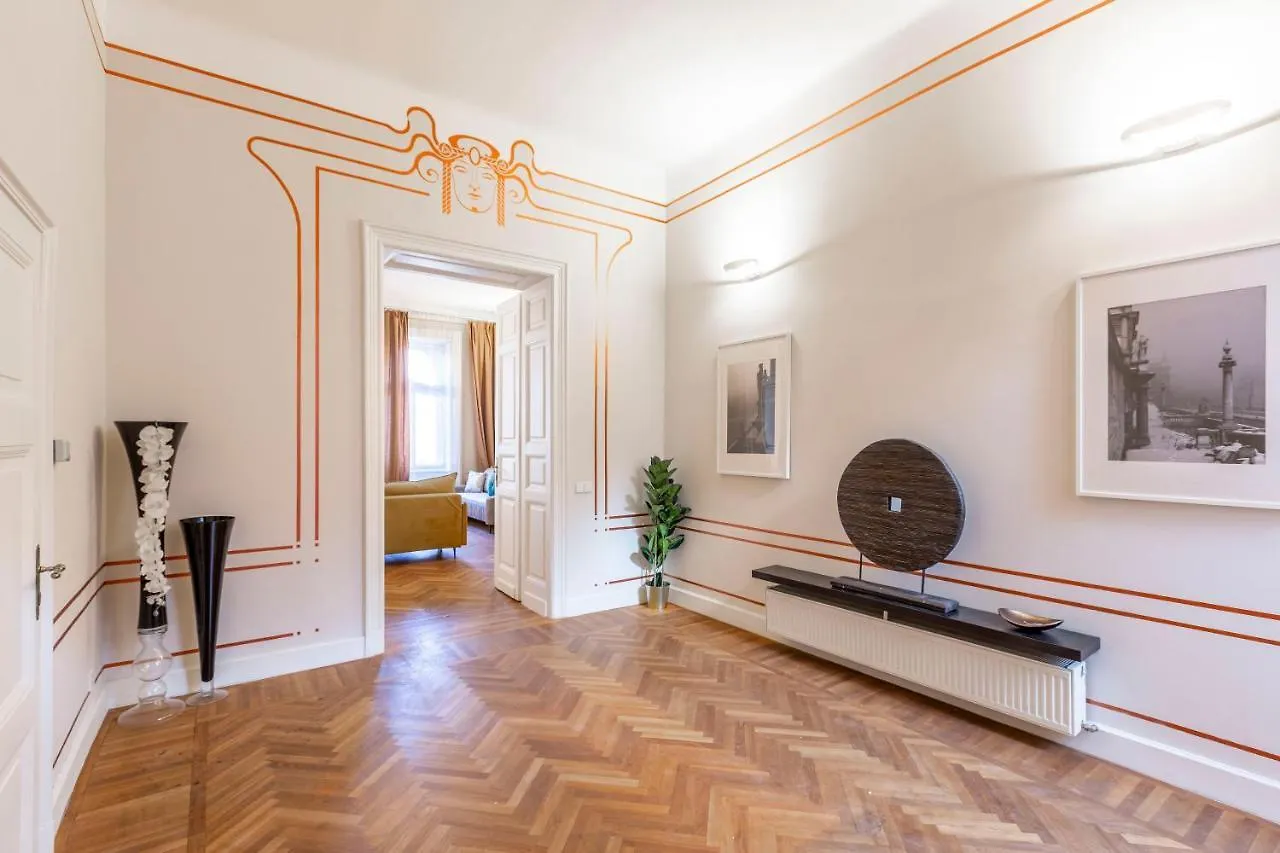 Exclusive & Stylish Central Apartment In The Heart Of Budapesta